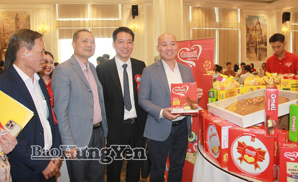 Các đại biểu tham quan gian hàng thực phẩm phục vụ xuất khẩu của doanh nghiệp Hưng Yên.