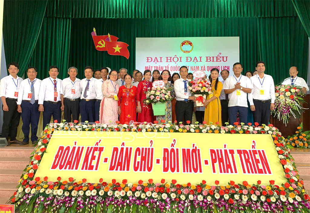 Các đại biểu chụp ảnh lưu niệm với Ủy ban MTTQ Việt Nam xã Quang Lịch khóa I, nhiệm kỳ 2025 - 2030.