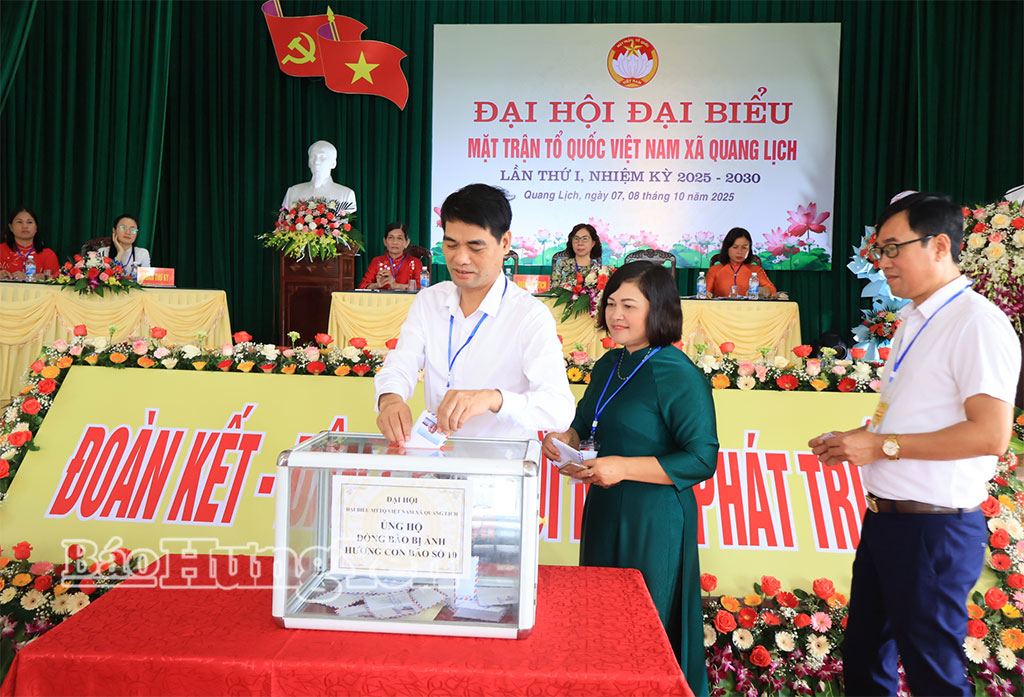 Các đại biểu ủng hộ đồng bào bị thiệt hại do bão số 10 gây ra.