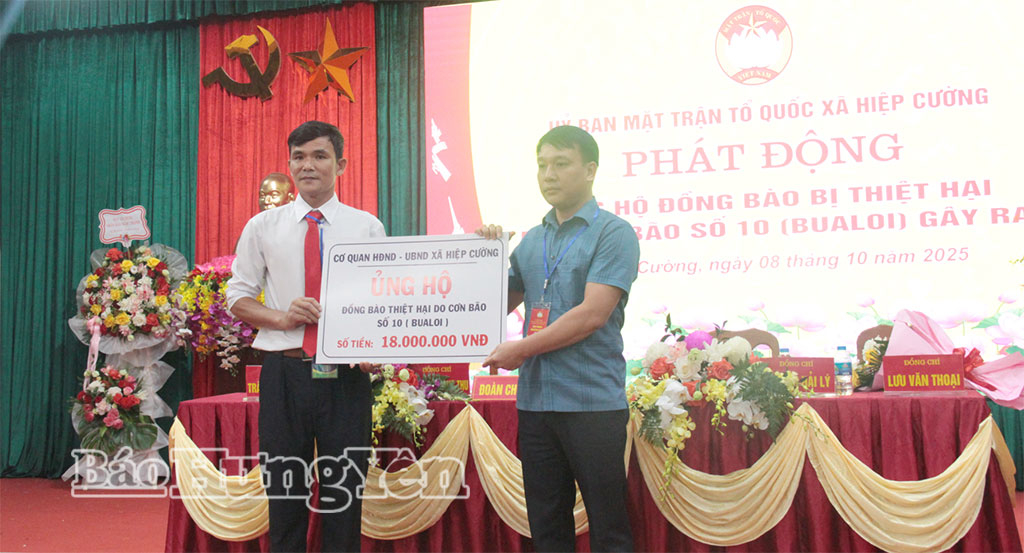 Đại diện Ban Thường trực Ủy ban MTTQ Việt Nam xã tiếp nhận ủng hộ đồng bào bị thiệt hại do bão số 10.