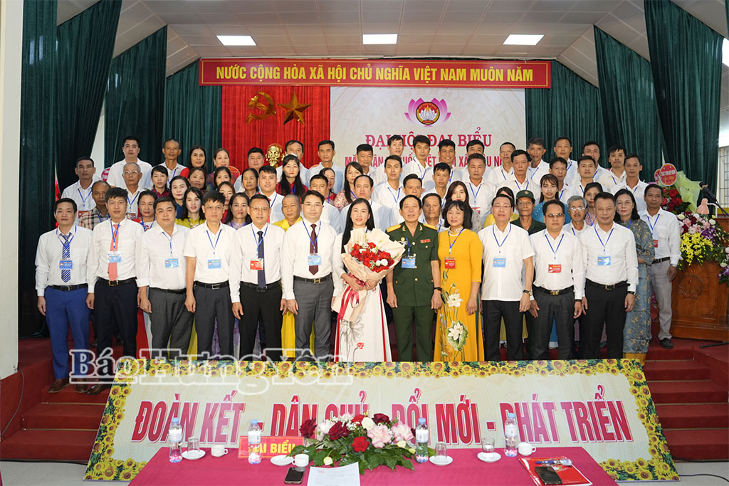 Các đại biểu chụp ảnh lưu niệm với Ủy ban MTTQ Việt Nam xã Châu Ninh khóa I, nhiệm kỳ 2025 - 2030. 