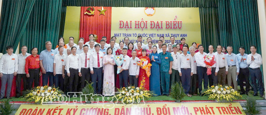 Các đại biểu chụp ảnh lưu niệm với Ủy ban MTTQ Việt Nam xã Thụy Anh khóa I, nhiệm kỳ 2025 - 2030.