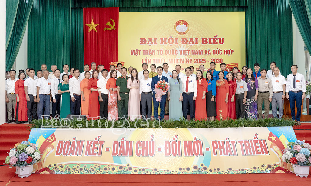 Các đại biểu chụp ảnh lưu niệm cùng Ủy ban MTTQ Việt Nam xã Đức Hợp nhiệm kỳ 2025-2030.