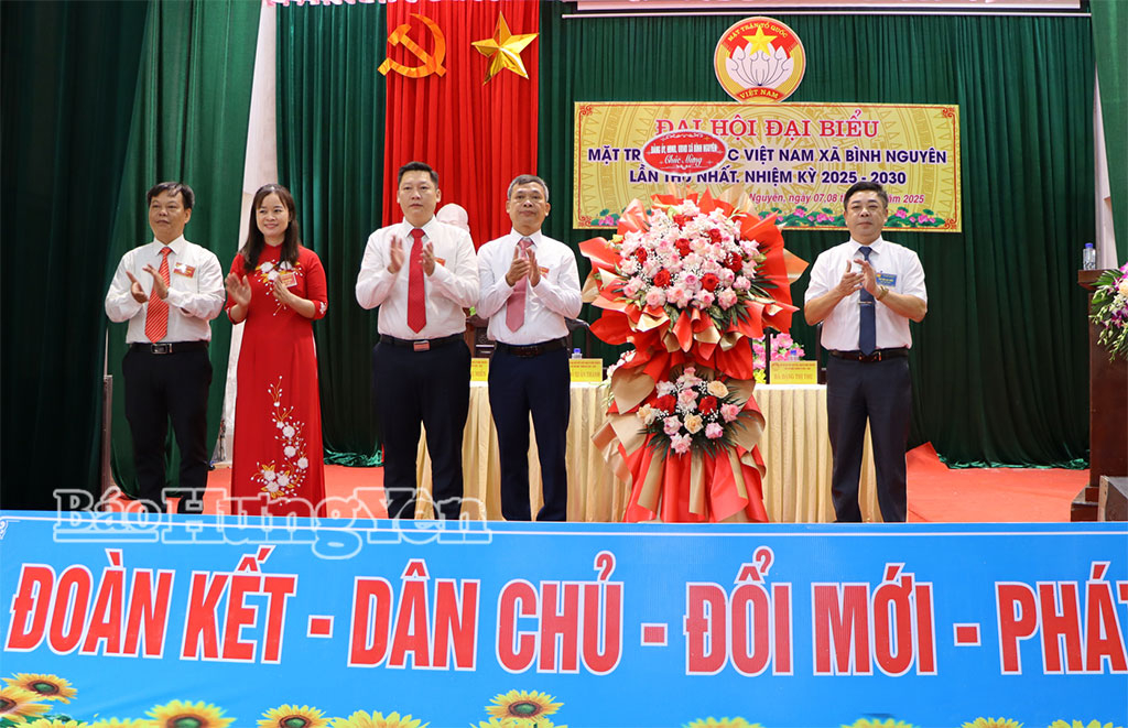 Lãnh đạo xã Bình Nguyên tặng hoa chúc mừng Đại hội.