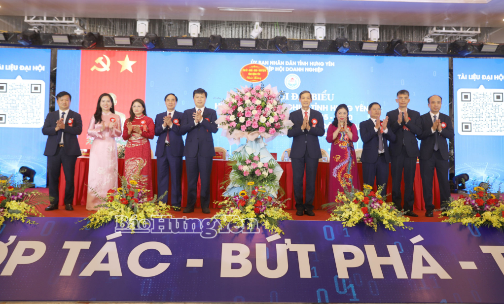 Đồng chí Trần Quốc Toản, Phó Bí thư Thường trực Tỉnh ủy tặng hoa của Tỉnh ủy, HĐND, Ủy ban MTTQ Việt Nam tỉnh chúc mừng Đại hội.