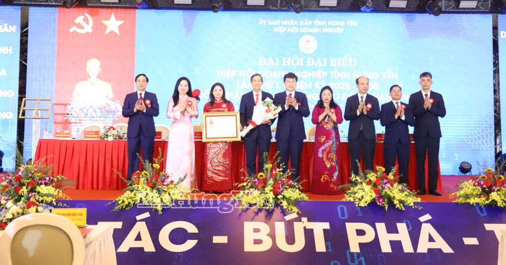 Đồng chí Trần Quốc Toản, Phó Bí thư Thường trực Tỉnh ủy trao Huân chương Lao động hạng Nhì của Chủ tịch nước tặng Hiệp hội Doanh nghiệp tỉnh.