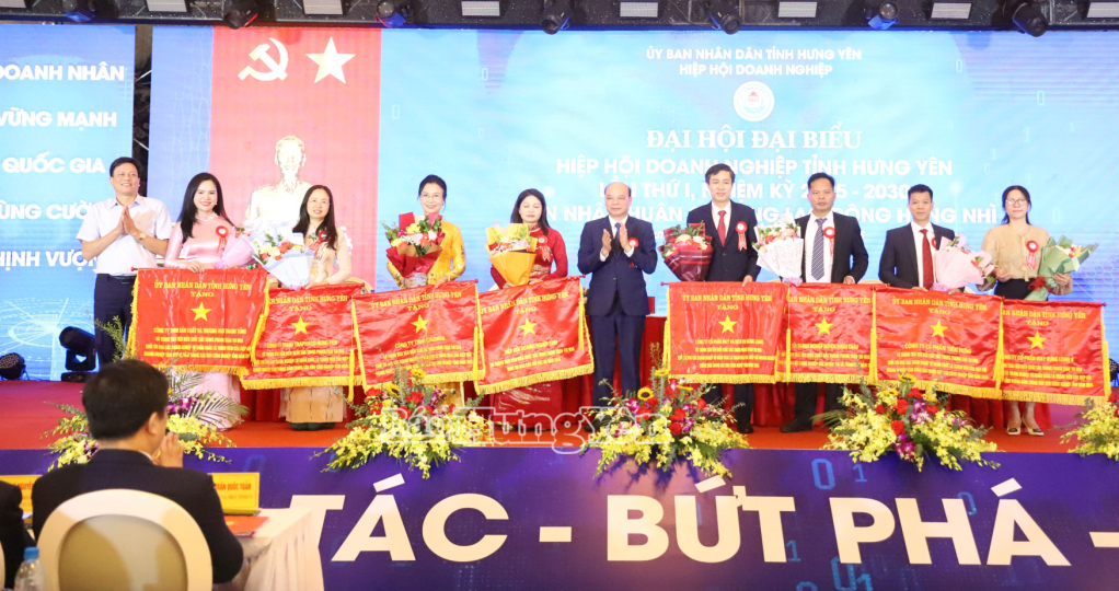 Đồng chí Đặng Thanh Giang, Ủy viên Ban Thường vụ Tỉnh ủy, Phó Chủ tịch HĐND tỉnh và đồng chí Vũ Kim Cứ, Ủy viên Ban Thường vụ Tỉnh ủy, Trưởng Ban quản lý Khu kinh tế tỉnh trao Cờ thi đua của UBND tỉnh tặng các các tập thể.