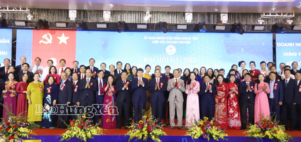 Các đồng chí lãnh đạo tỉnh chụp ảnh lưu niệm với Ban Chấp hành Hiệp hội doanh nghiệp tỉnh Hưng Yên nhiệm kỳ 2025 -2030.