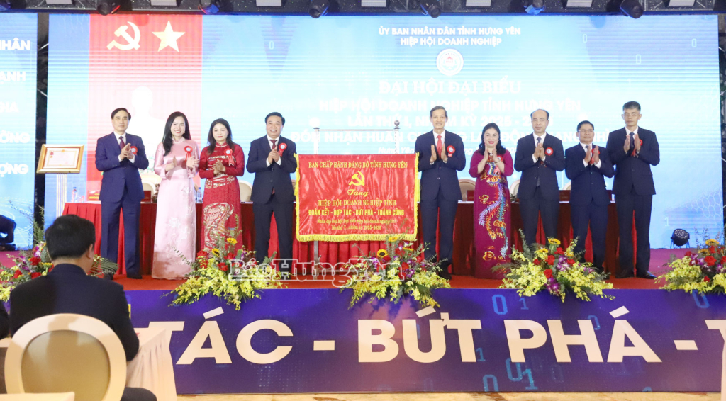 Đồng chí Nguyễn Quang Hưng, Ủy viên Ban Thường vụ Tỉnh ủy, Phó Chủ tịch Thường trực UBND tỉnh trao bức trướng của Ban chấp hành Đảng bộ tỉnh tặng Hiệp hội Doanh nghiệp tỉnh.