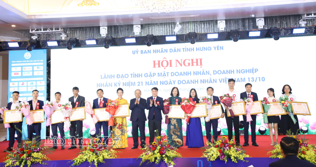 Các tập thể, cá nhân xuất sắc được nhận Bằng khen của Hiệp hội Doanh nghiệp nhỏ và vừa Việt Nam.