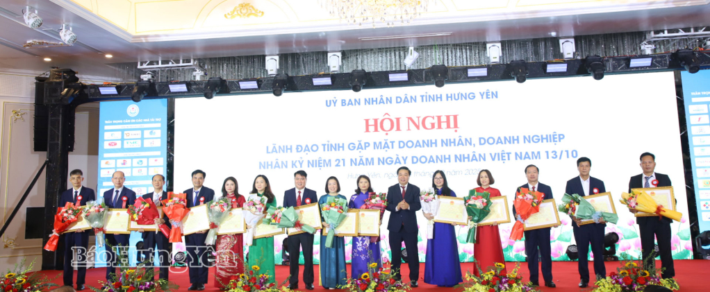 Đồng chí Phó Chủ tịch Thường trực UBND tỉnh Nguyễn Quang Hưng trao Bằng khen của Chủ tịch UBND tỉnh tặng các cá nhân có thành tích xuất sắc trong sản xuất, kinh doanh, xây dựng và phát triển cộng đồng doanh nghiệp.