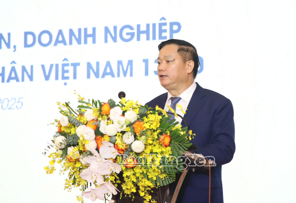 Đồng chí Chủ tịch UBND tỉnh Nguyễn Khắc Thận phát biểu tại hội nghị.