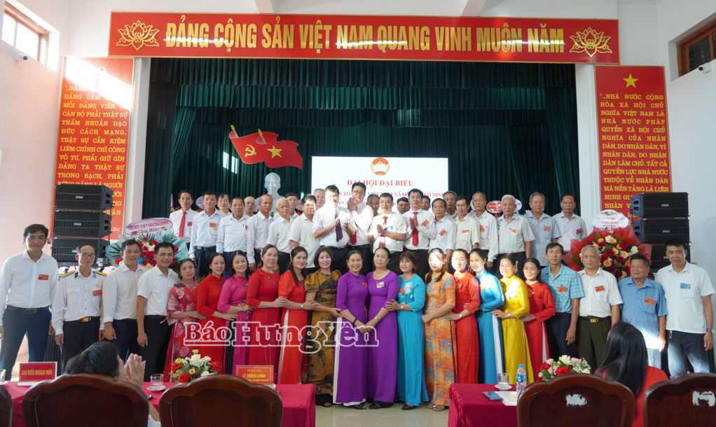 Các đại biểu chụp ảnh lưu niệm với Ủy ban MTTQ Việt Nam xã Đông Thái Ninh khóa I, nhiệm kỳ 2025 - 2030. 