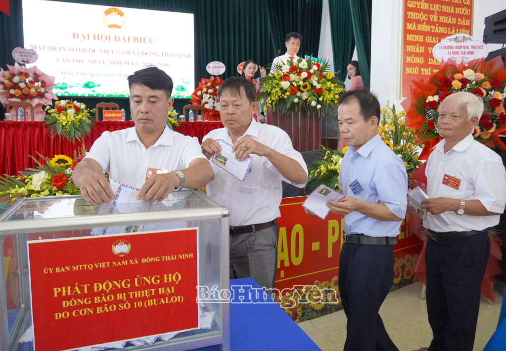 Các đại biểu ủng hộ đồng bào bị thiệt hại do bão số 10.   