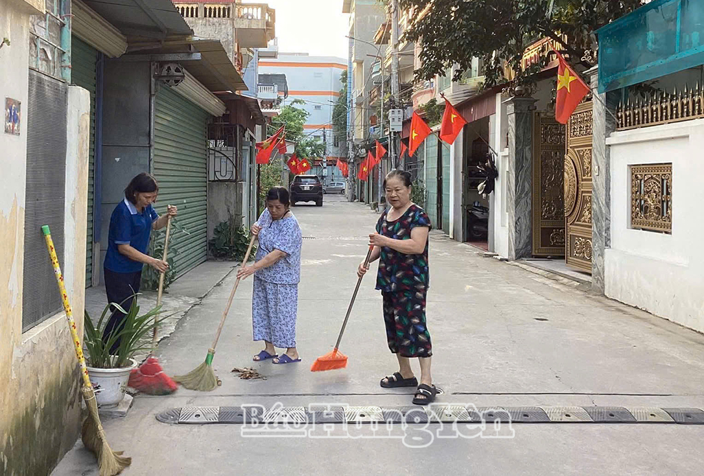 Hội viên Hội LHPN phường Mỹ Hào tích cực tham gia vệ sinh ngõ, xóm, bảo vệ môi trường.