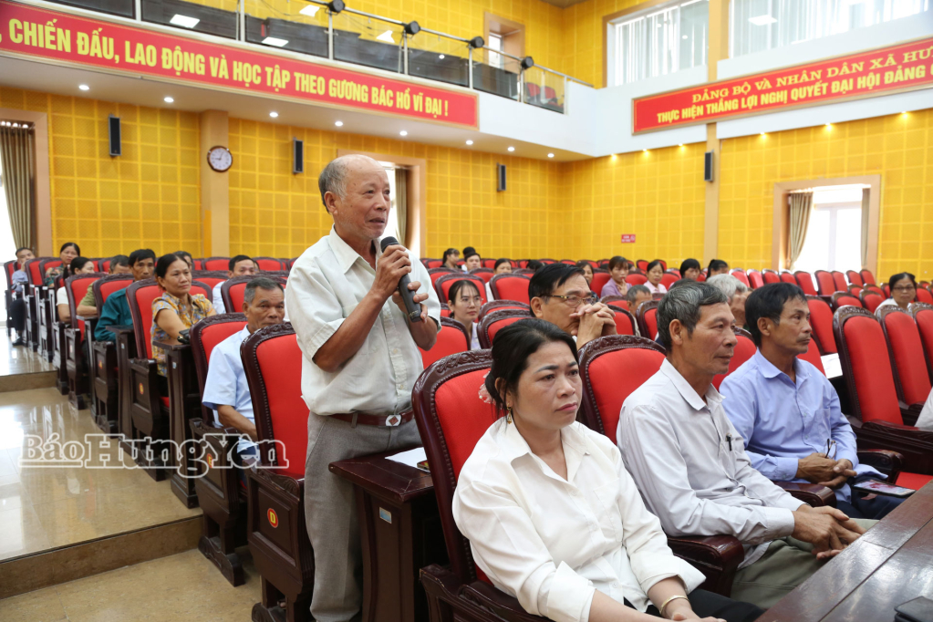 Cử tri phát biểu tại hội nghị.