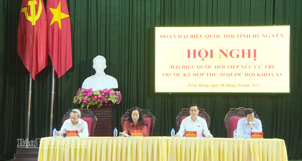 Các đại biểu Quốc hội dự hội nghị tiếp xúc cử tri.