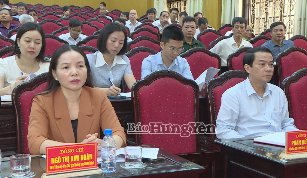 Các đại biểu dự hội nghị tiếp xúc cử tri.
