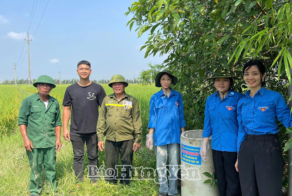 Đoàn Thanh niên xã Tiên La trao bể thu gom bao bì thuốc bảo vệ thực vật cho người dân.