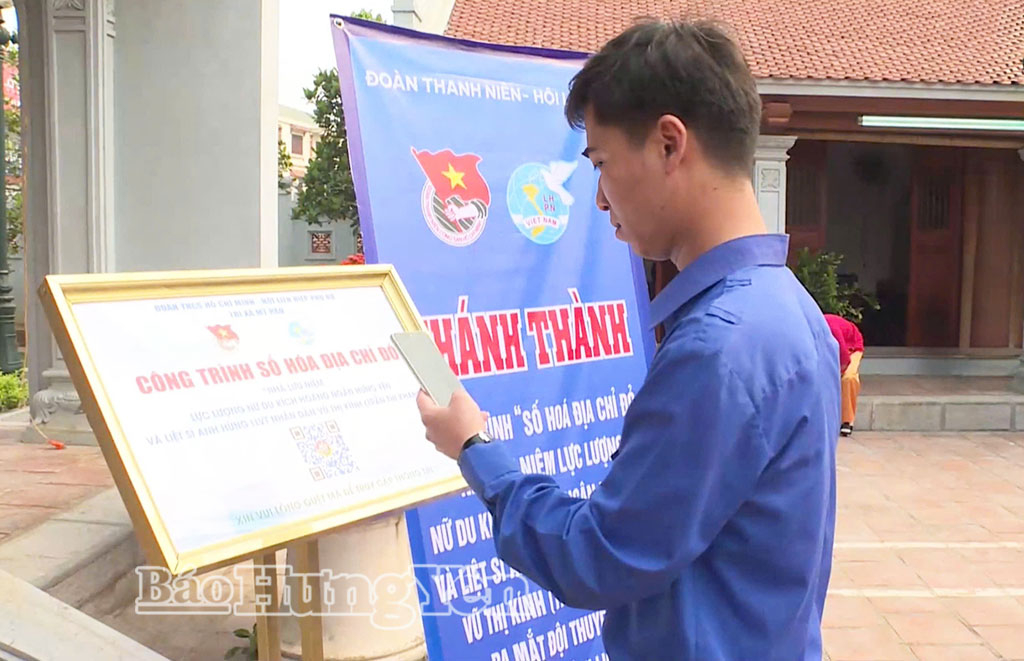 Đoàn viên, thanh niên phường Đường Hào quét mã QR tìm hiểu về di tích Nhà lưu niệm lực lượng nữ du kích Hoàng Ngân Hưng Yên và Anh hùng LLVTND Vũ Thị Kính (Trần Thị Khang).