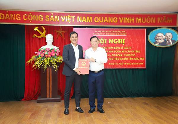 Chủ tịch UBND tỉnh Hưng Yên Nguyễn Khắc Thận (phải) trao Quyết định chấp thuận đầu tư dự án cho ông Tôn Mạnh Dũng, Phó Chủ tịch HĐQT Công ty Cổ phần Viglacera Hưng Yên.