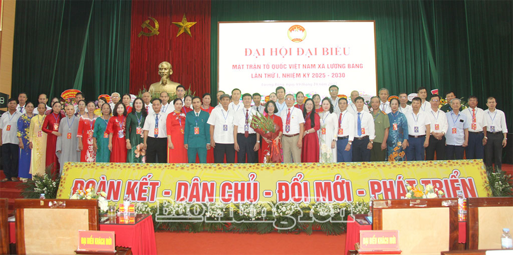 Các đại biểu chụp ảnh lưu niệm cùng Ủy ban MTTQ Việt Nam xã Lương Bằng, nhiệm kỳ 2025-2030.