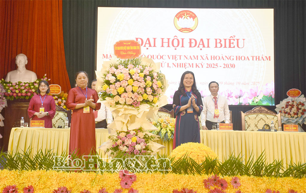 Lãnh đạo Ủy ban MTTQ Việt Nam tỉnh tặng hoa chúc mừng Đại hội.