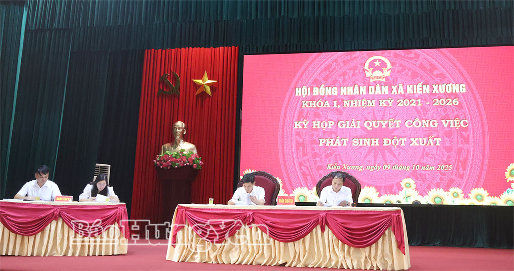 Đoàn Chủ tọa kỳ họp.