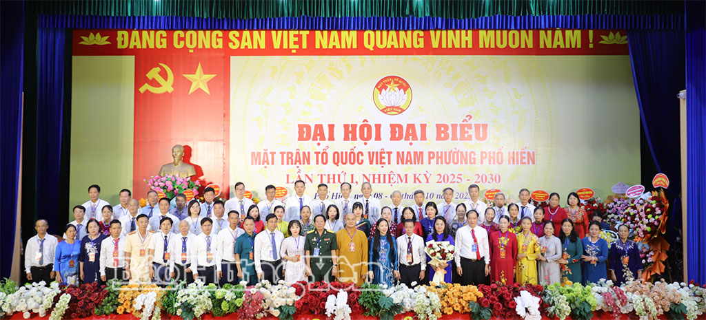 Đồng chí Ngô Thị Kim Hoàn, Ủy viên Ban Thường vụ Tỉnh ủy, Phó Chủ tịch Thường trực Ủy ban MTTQ Việt Nam tỉnh tặng hoa chúc mừng Ủy ban MTTQ Việt Nam phường Phố Hiến, nhiệm kỳ 2025 -2030.