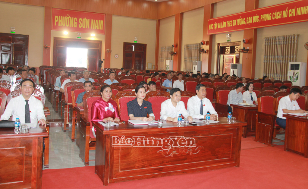 Các đại biểu dự kỳ họp.