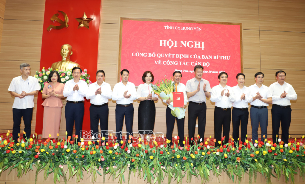 Đồng chí Bí thư Tỉnh ủy Nguyễn Hữu Nghĩa trao quyết định của Ban Bí thư và tặng hoa chúc mừng Ủy ban Kiểm tra Tỉnh ủy.