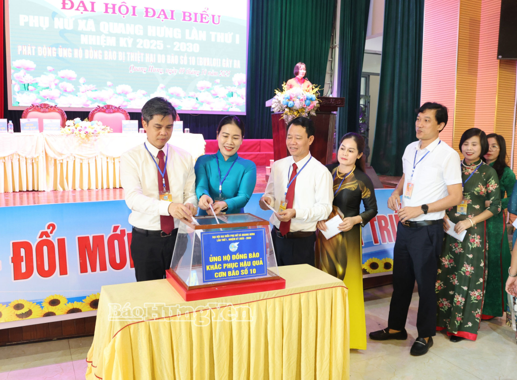 Các đại biểu ủng hộ đồng bào bị thiệt hại do bão số 10.