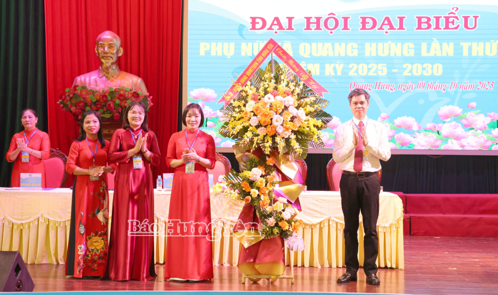 Đồng chí Nguyễn Văn Chiến, Ủy viên Ban Thường vụ Tỉnh ủy, Trưởng ban Tuyên giáo và Dân vận Tỉnh ủy tặng hoa chúc mừng đại hội. Ảnh: Lê Hiếu