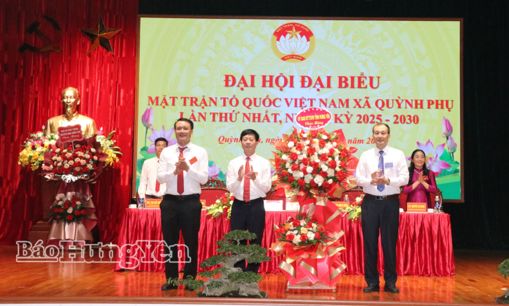 Thường trực Ủy ban MTTQ Việt Nam tỉnh tặng hoa chúc mừng Đại hội. Ảnh: Phương Chi
