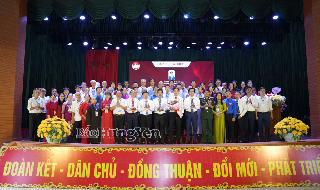 Các đại biểu chụp ảnh lưu niệm với Ủy ban MTTQ Việt Nam xã Chí Minh khóa I, nhiệm kỳ 2025 - 2030.