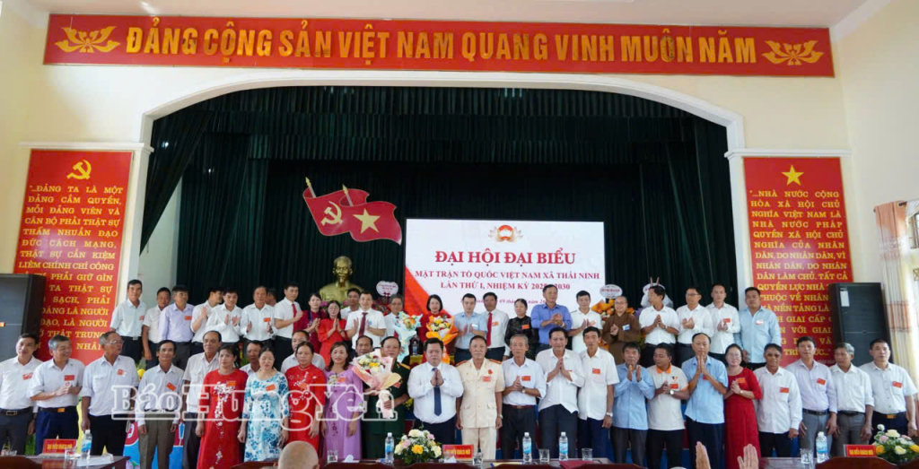 Các đại biểu chụp ảnh lưu niệm với Ủy ban MTTQ Việt Nam xã Thái Ninh khóa I, nhiệm kỳ 2025 – 2030. Ảnh: Nguyễn Thắm