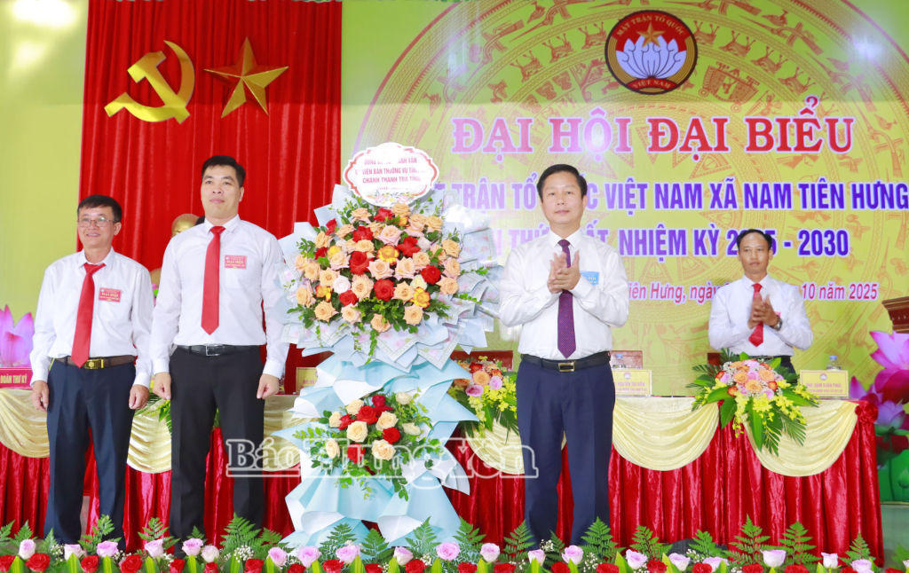 Đồng chí Vũ Thanh Vân, Ủy viên Ban Thường vụ Tỉnh ủy, Chánh Thanh tra tỉnh tặng hoa chúc mừng Đại hội.