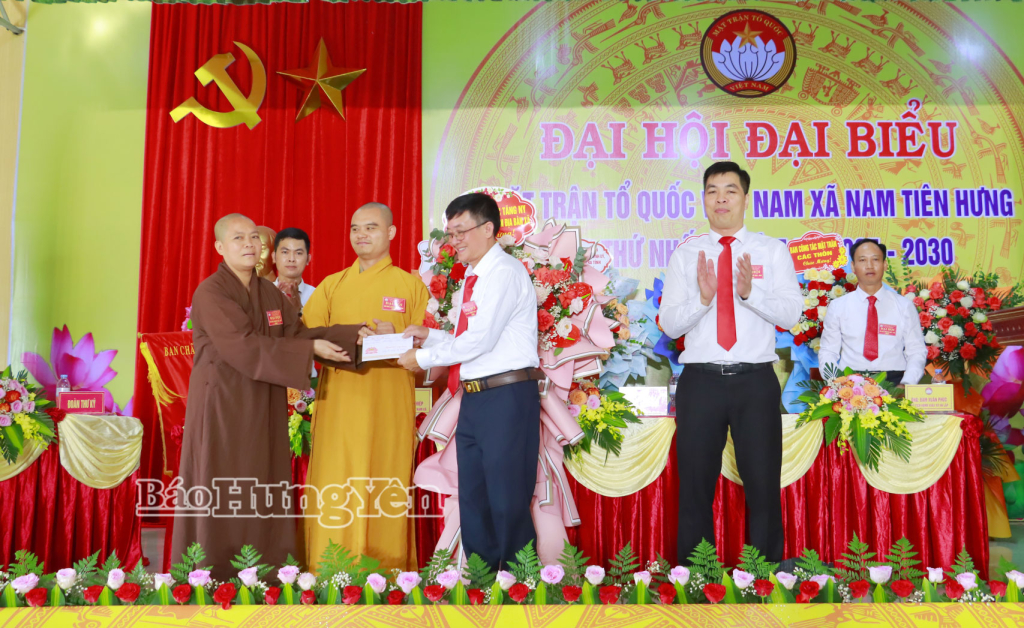 Đại diện tăng, ni trụ trì các chùa trên địa bàn xã trao kinh phí ủng hộ quỹ 