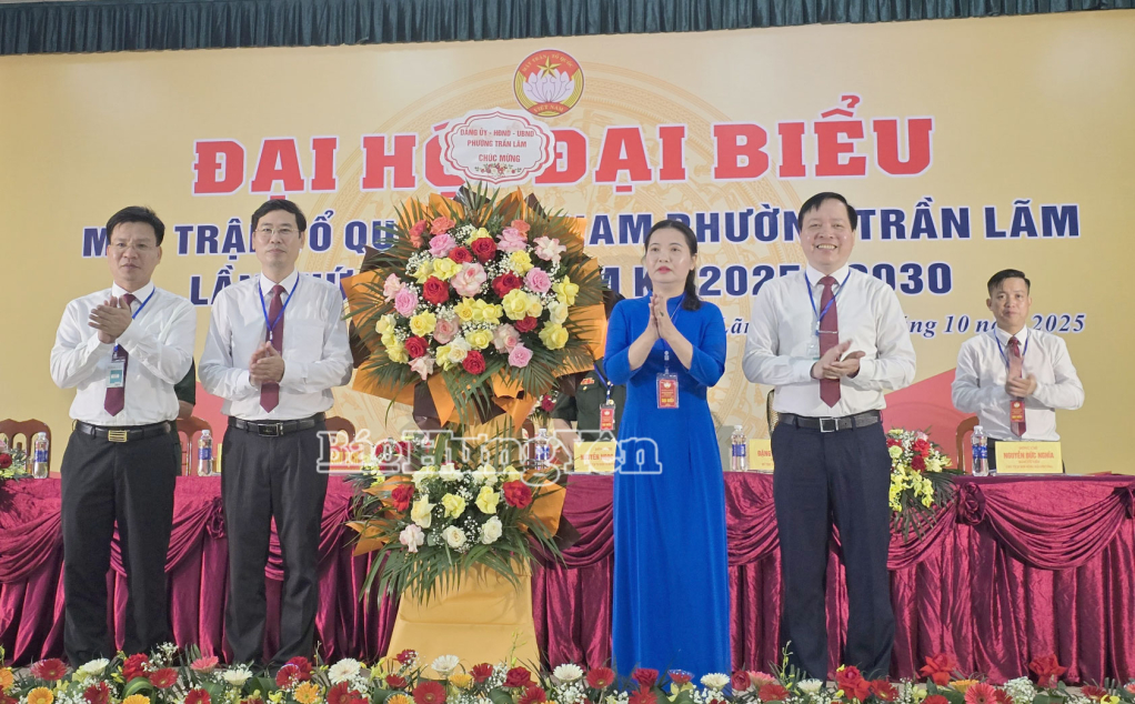 Lãnh đạo Đảng ủy, HĐND, UBND phường Trần Lãm tặng hoa chúc mừng Đại hội.