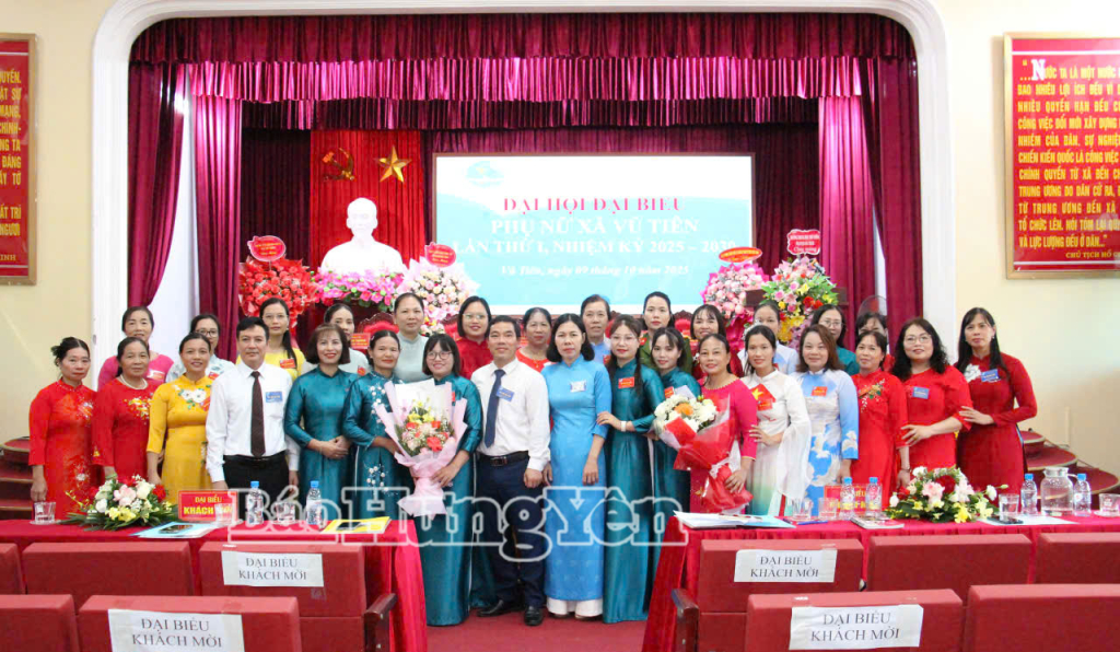 Lãnh đạo xã Vũ Tiên tặng hoa chúc mừng Ban Chấp hành Hội LHPN xã Vũ Tiên nhiệm kỳ 2025 - 2030. Ảnh: Đào Quyên