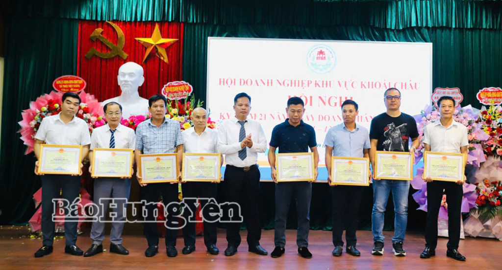 Trao Giấy khen của Hiệp hội Doanh nghiệp tỉnh cho các doanh nghiệp tiêu biểu.