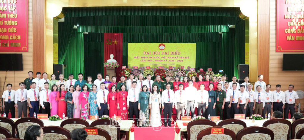 Các đại biểu chụp ảnh lưu niệm với Ủy ban MTTQ Việt Nam xã Yên Mỹ khóa I, nhiệm kỳ 2025 - 2030.