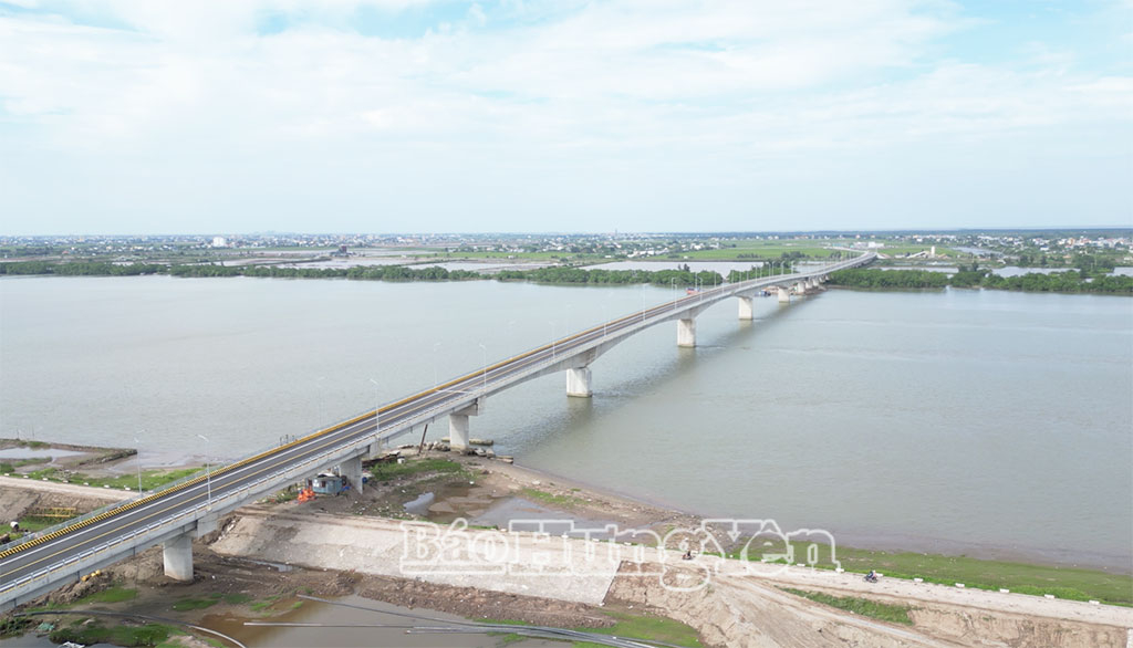 Công trình cầu sông Hồng thuộc tuyến đường bộ ven biển nối tỉnh Hưng Yên với tỉnh Ninh Bình