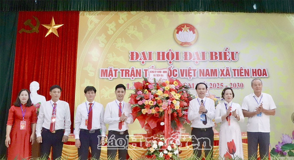 Đại diện lãnh đạo xã Tiên Hoa tặng hoa chúc mừng Đại hội đại biểu MTTQ Việt Nam xã Tiên Hoa lần thứ I, nhiệm kỳ 2025 - 2030. Ảnh: Dương Miền