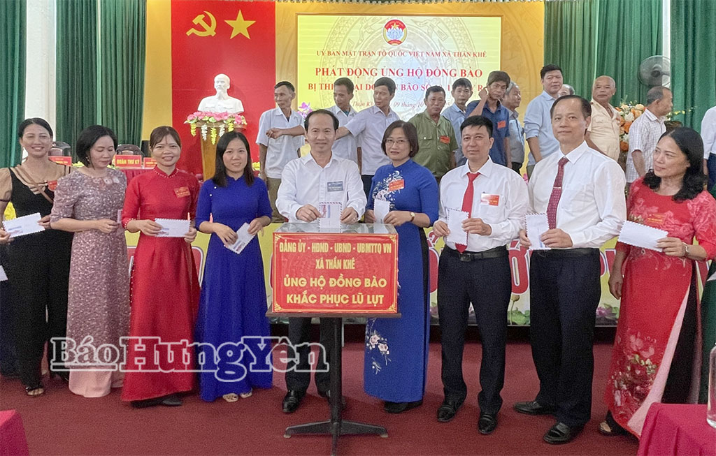 Cán bộ, đảng viên xã Thần Khê tham gia ủng hộ đồng bào bị thiệt hại do bão số 10, 11 gây ra.
