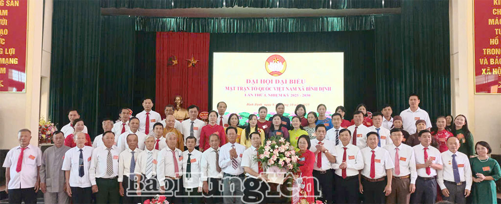 Lãnh đạo xã Bình Định tặng hoa chúc mừng Ủy ban MTTQ Việt Nam xã Bình Định, nhiệm kỳ 2025 -2030. Ảnh: Thu Thủy