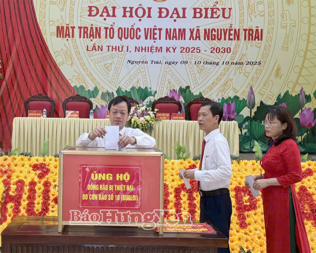 Lãnh đạo xã Nguyễn Trãi ủng hộ người dân bị thiệt hại do bão số 10 gây ra. 