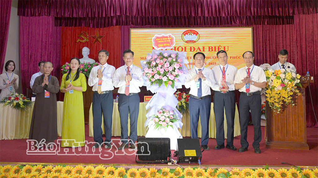 Lãnh đạo phường Vũ Phúc tặng hoa chúc mừng Đại hội đại biểu MTTQ Việt Nam phường Vũ Phúc lần thứ I, nhiệm kỳ 2025 - 2030. Ảnh: Hoài Thu 