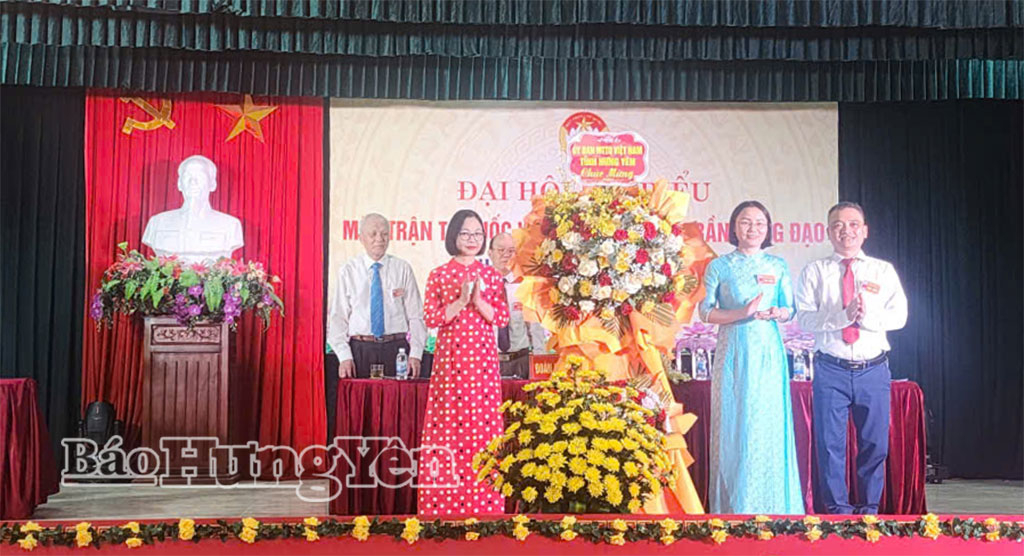 Lãnh đạo Ủy ban MTTQ Việt Nam tỉnh tặng hoa chúc mừng Đại hội đại biểu MTTQ Việt Nam phường Trần Hưng Đạo lần thứ I, nhiệm kỳ 2025 - 2030. Ảnh: Minh Nguyệt