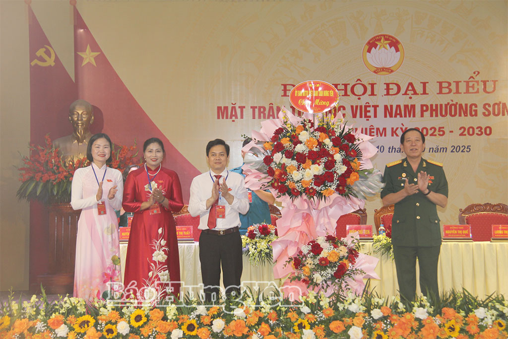 Lãnh đạo Ủy ban MTTQ Việt Nam tỉnh Hưng Yên tặng hoa chúc mừng Đại hội đại biểu MTTQ Việt Nam phường Sơn Nam lần thứ I, nhiệm kỳ 2025 - 2030. Ảnh: Vi Ngoan